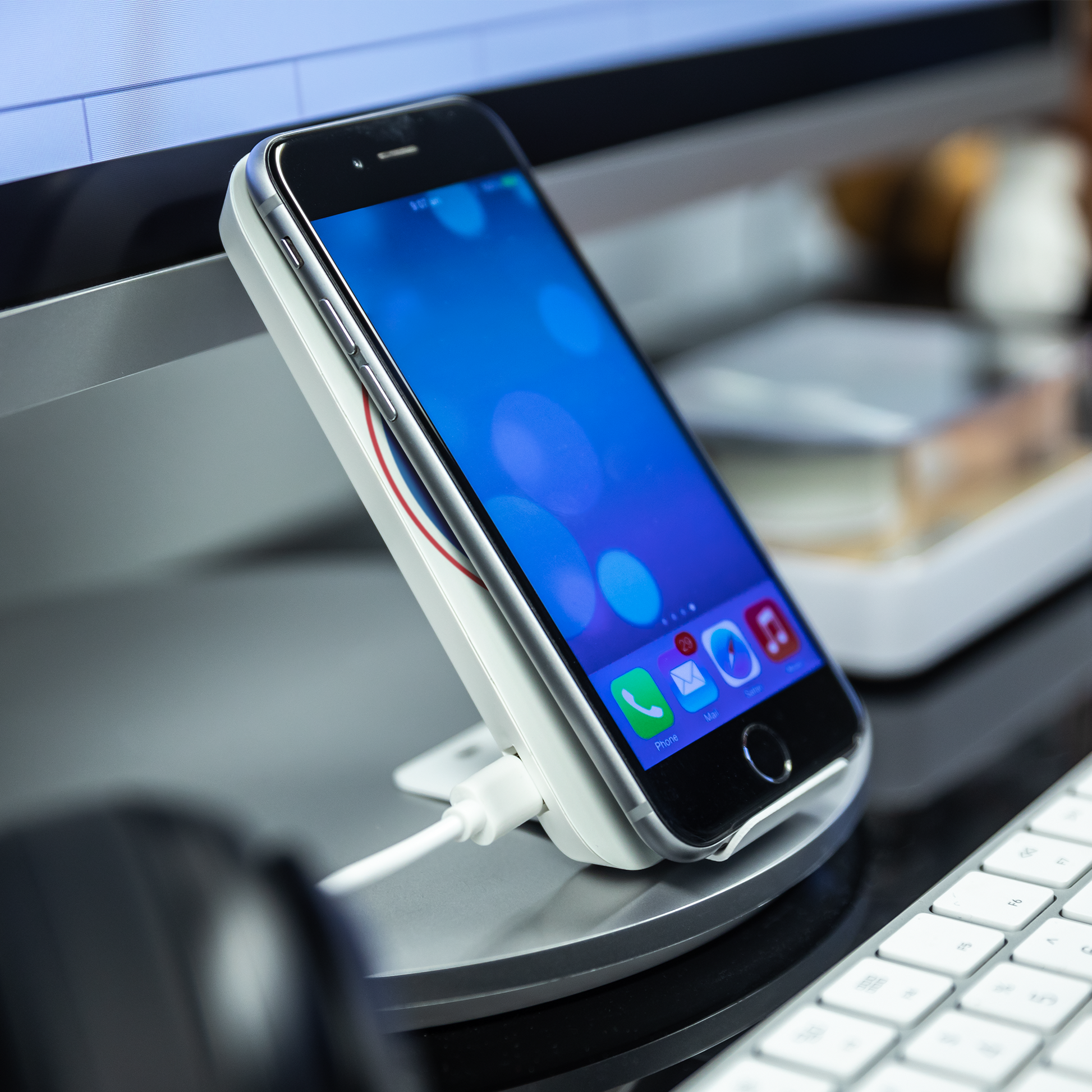 Prontimus_-_Wireless_Charging_Stand_Lifestyle_Mockup.png